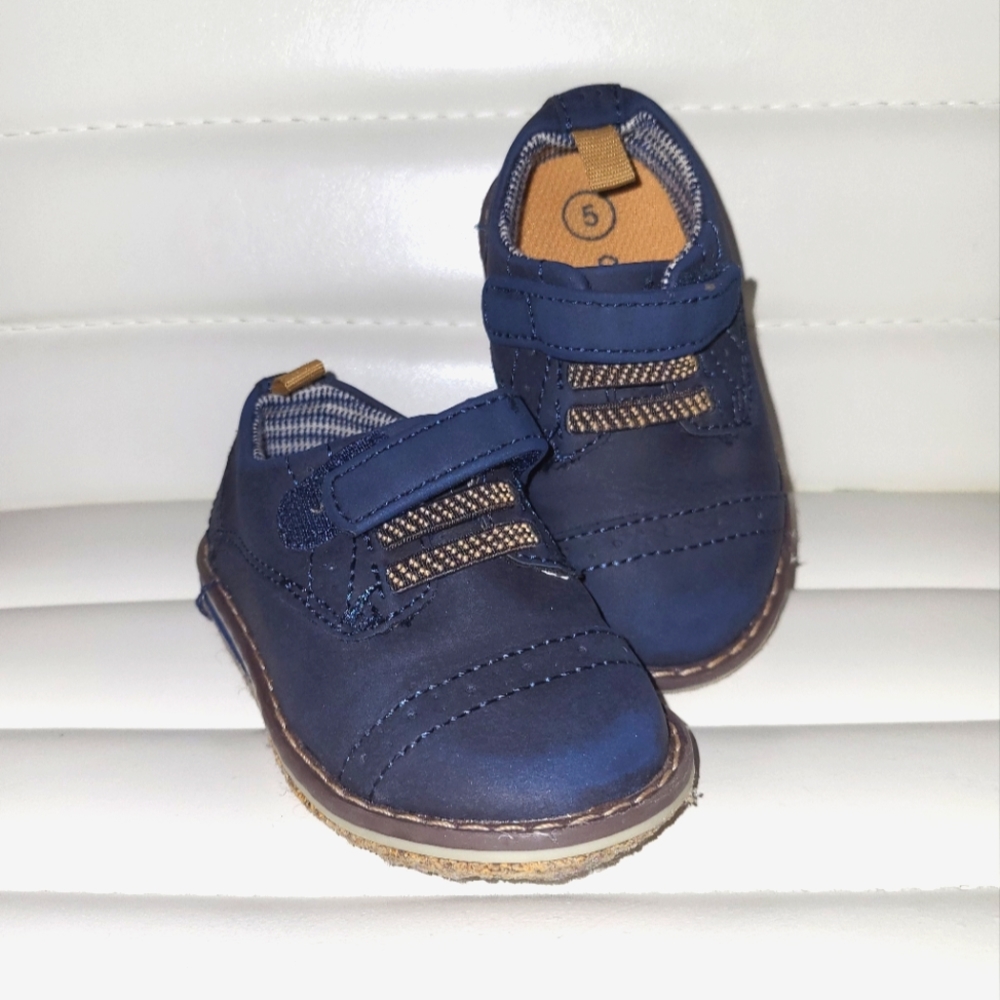 Kid's Shoes: Size 5, Cat and Jack
